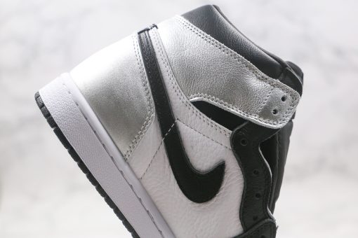 NIKE Air Jordan 1 High OG WMNS “Silver Toe”