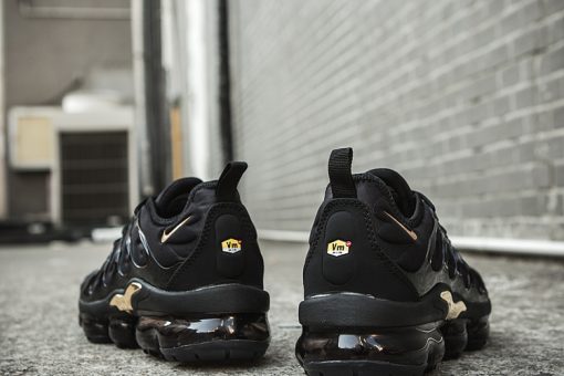 NIKE Air Vapormax Tn Plus Black gold