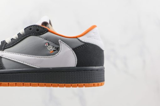 Staple Nike SB Dunk Low“Pigeon” - Image 3